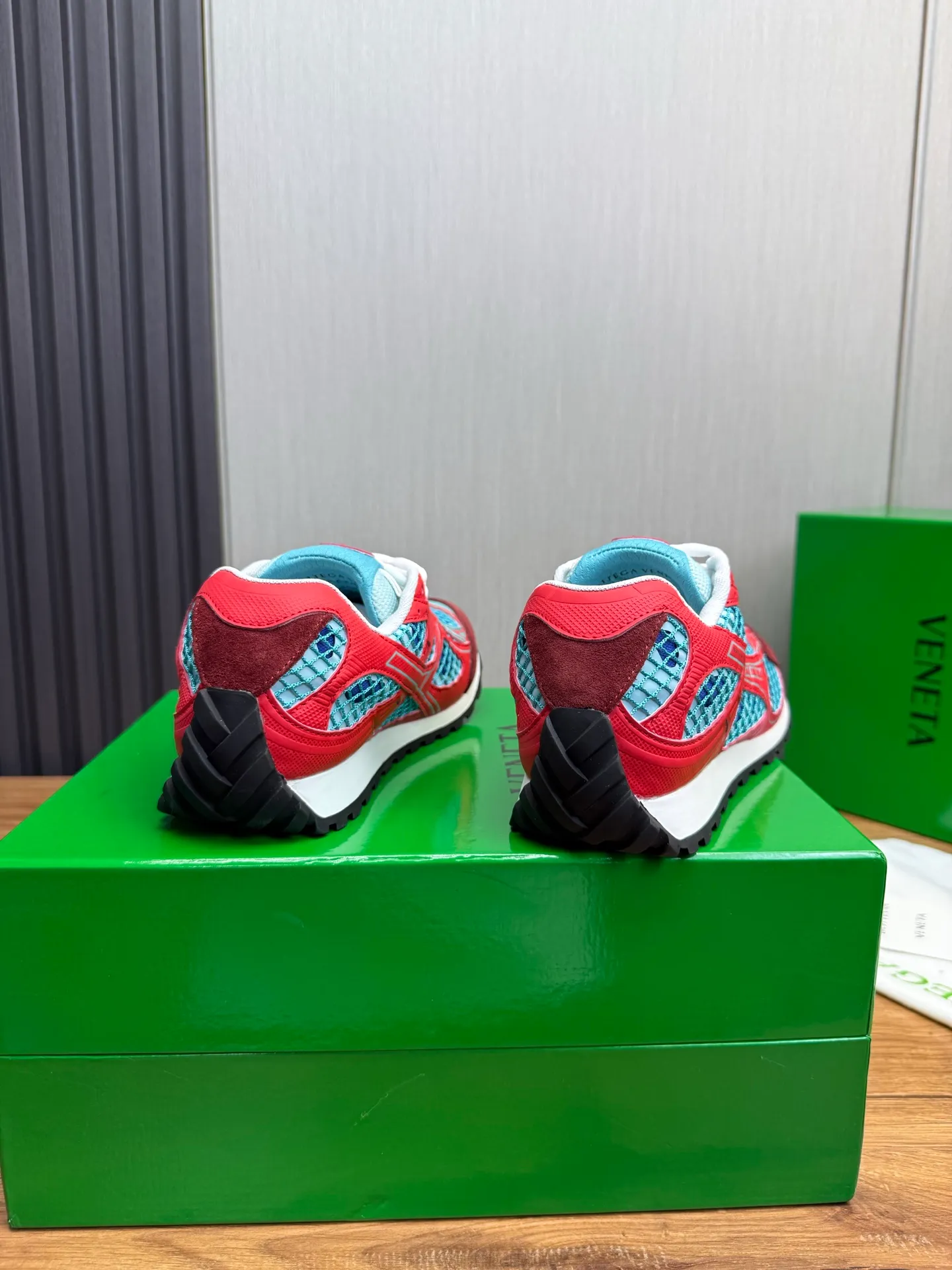 Men's men's shoes 💰620💰 BV top version 𝘽𝙊𝙏𝙏𝙀𝙂𝘼 𝙑𝙀𝙉𝙀𝙏𝘼 Orbit sneakers Wang Yibo same style couple style dad shoes 🩷💚 Runner sneakers, made of lightweight technical mesh fabric. Features a geometric patterned rubber outsole. Pay attention to the package craftsmanship ❕ High version shipping ❗️ Very nice, durable to play with and durable to make ✔️ Standard version 💯💯 The outsole is made of color-blocked TPU outsole. Women’s model 35-41 (40 41 customized) Men’s model 39-46 (45.46 customized) Equipped with original packaging